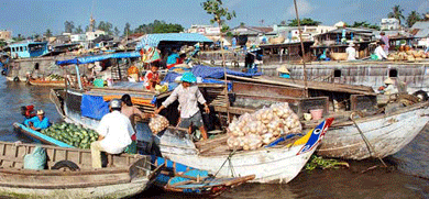 Marché flottant de Cai Be au Vietnam