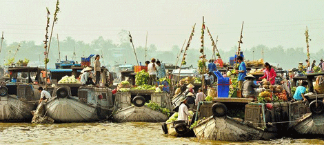 Marché flottant de Cai Be au Vietnam