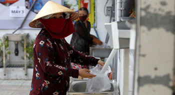 Distributeurs automatiques du riz au Vietnam pendant la pandémie du Coronavirus