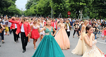 Carnaval sur les rues piétonnes à Hanoi